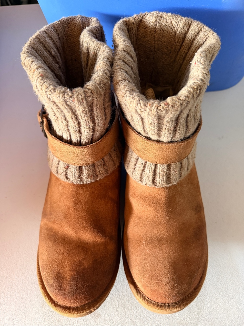 Wimen’s UGG Size 10 Tan Suede Boot with Knit Cuff